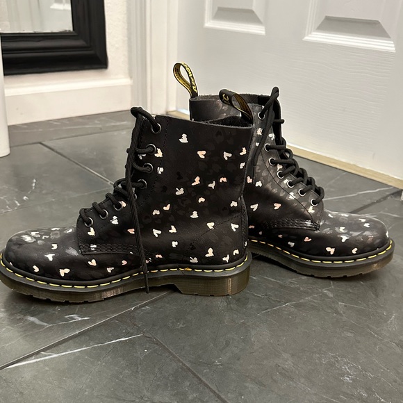 Dr.Marten’s 1460 Pascal Wild Hearts Combat boots size 7 like new - Picture 1 of 5